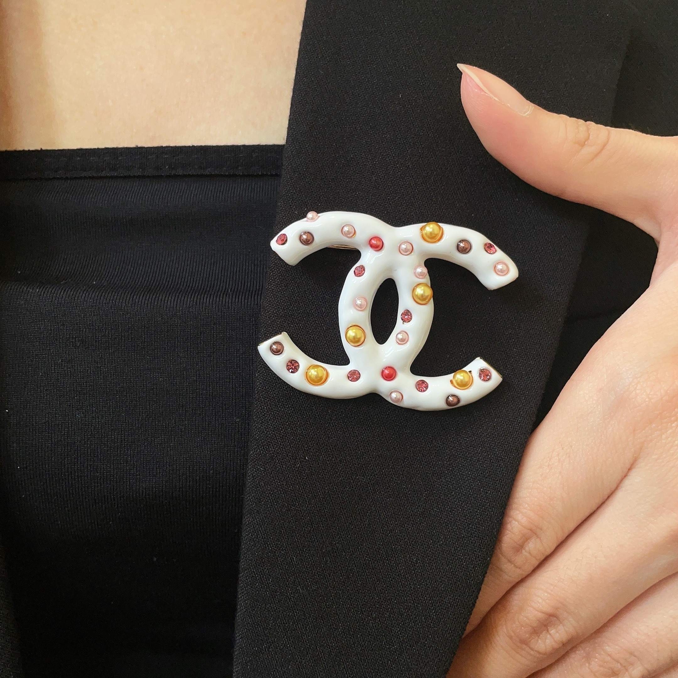 CHANEL Pearl Brooch Elegant Women’s Signature Accessory