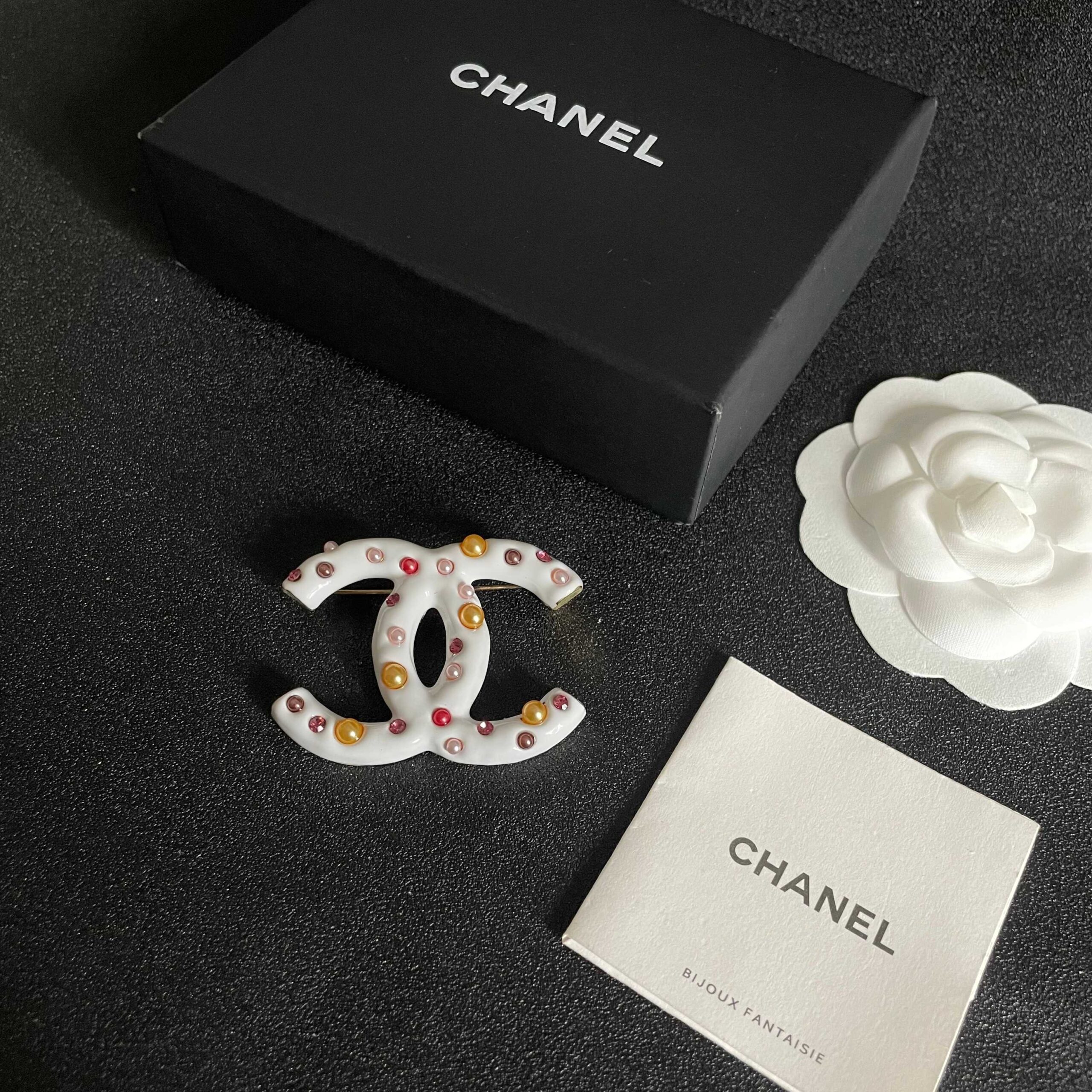 CHANEL Pearl Brooch Elegant Women’s Signature Accessory - Image 4