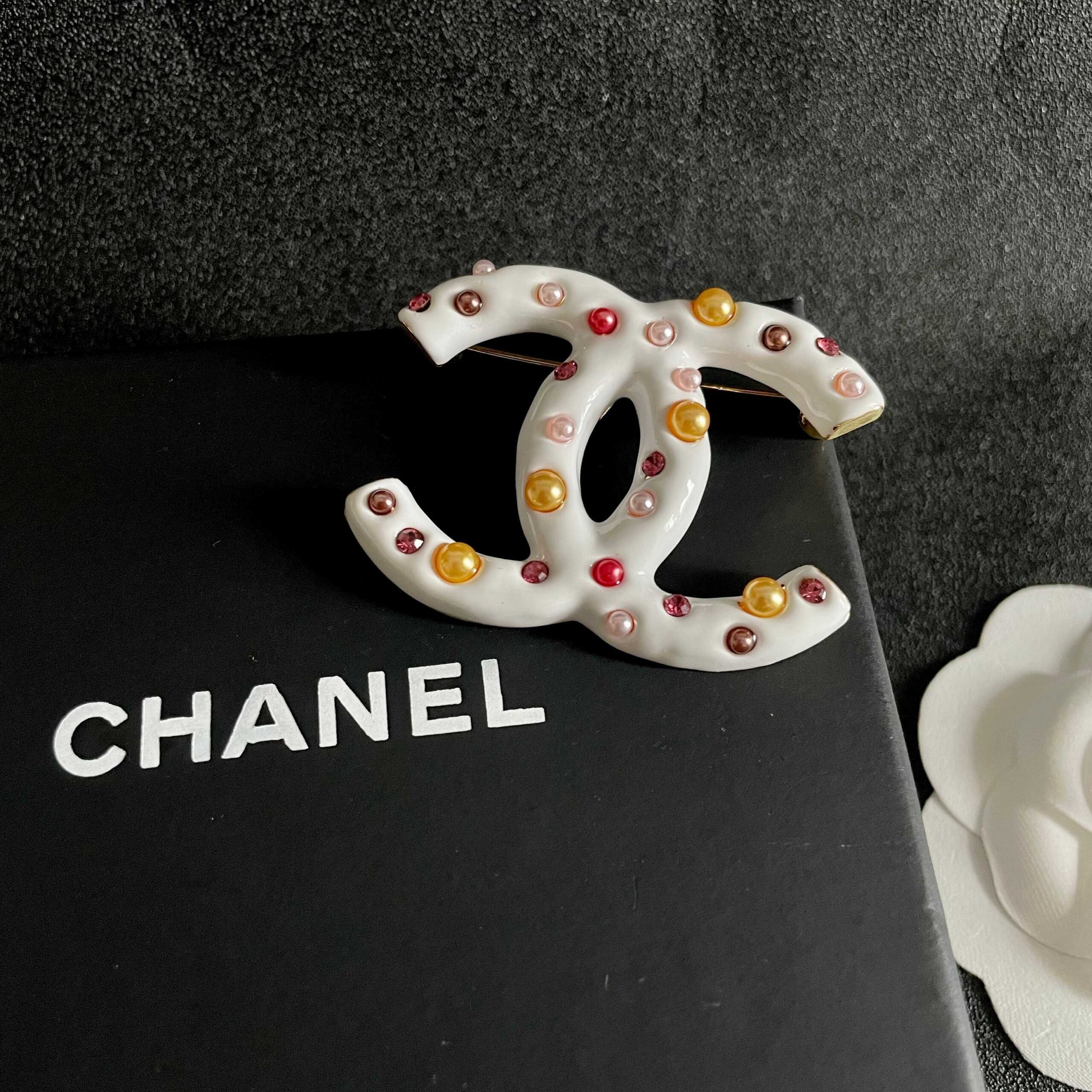 CHANEL Pearl Brooch Elegant Women’s Signature Accessory - Image 5