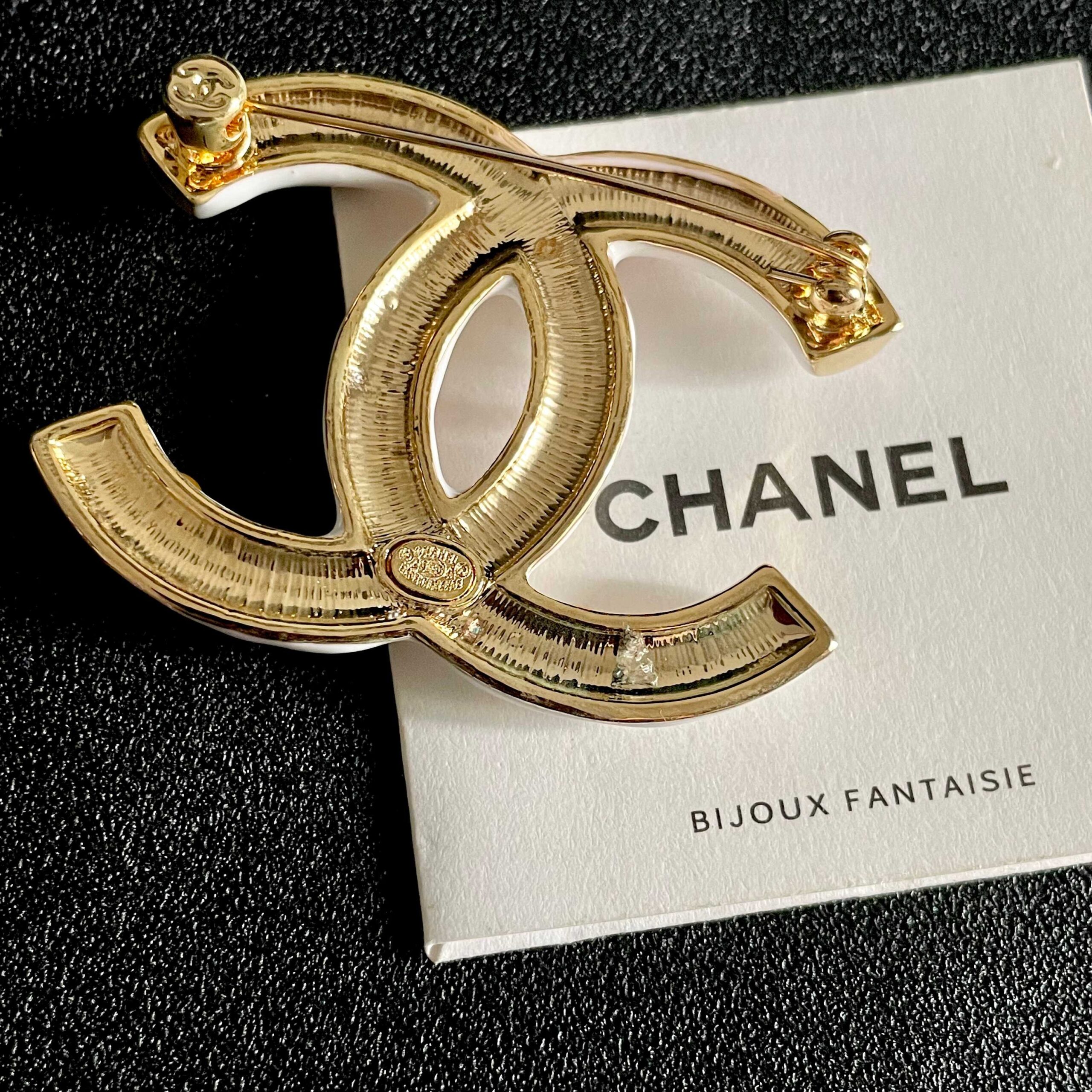 CHANEL Pearl Brooch Elegant Women’s Signature Accessory - Image 3