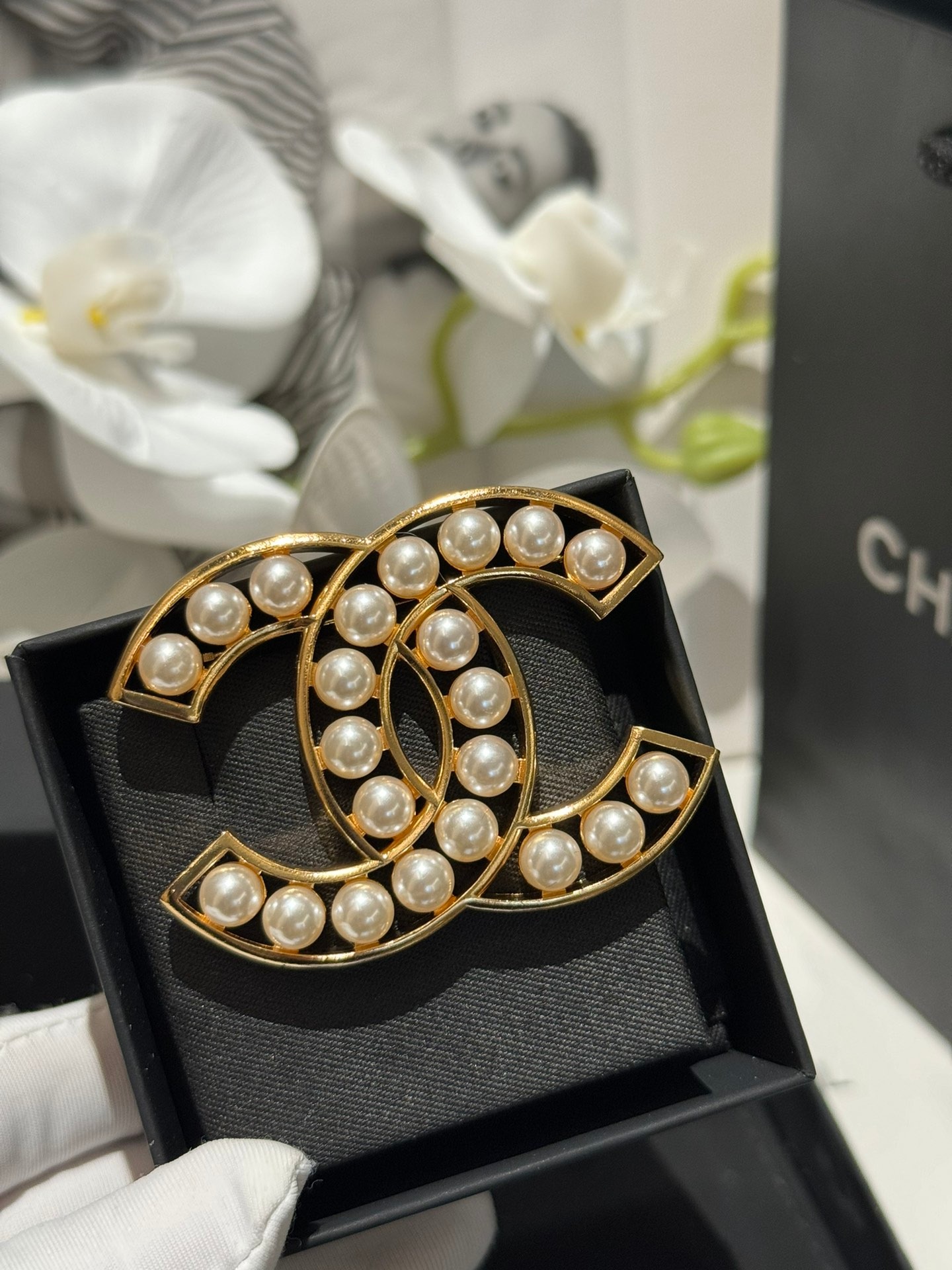 Chanel Swan Logo Pearl Brooch Classic Double C Elegant Pin XXZ0111