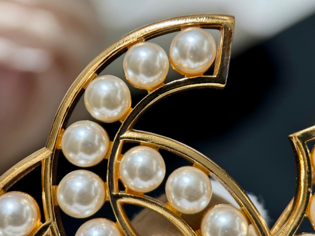 Chanel Swan Logo Pearl Brooch Classic Double C Elegant Pin XXZ0111 - Image 2