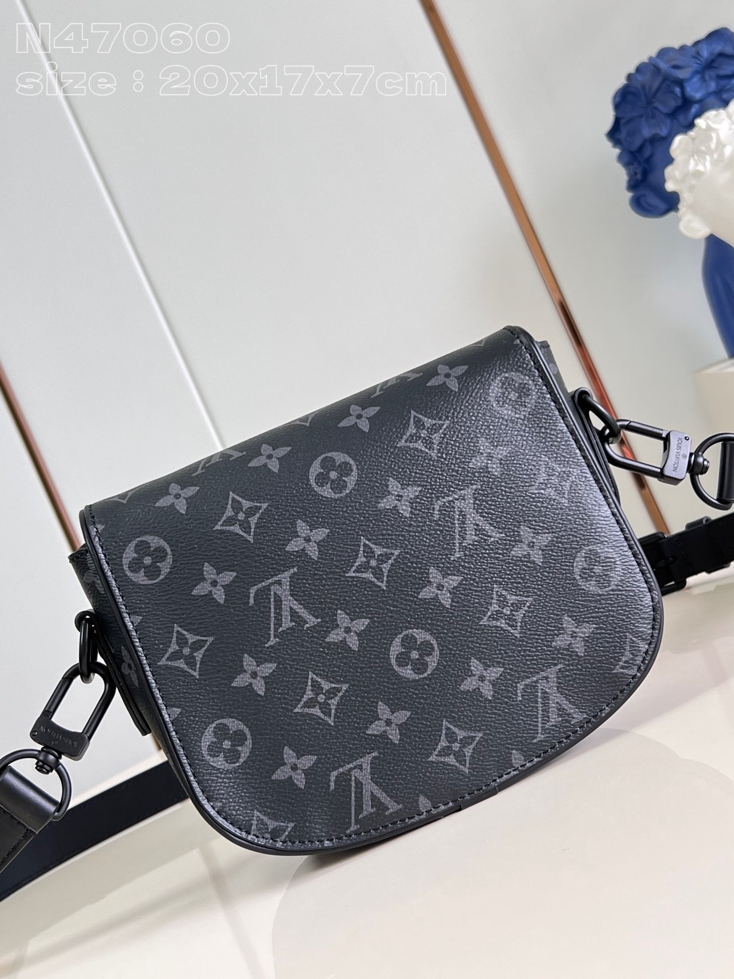 Louis Vuitton Montsouris N47060 Black White Monogram Macassar Small Messenger Bag - Image 4