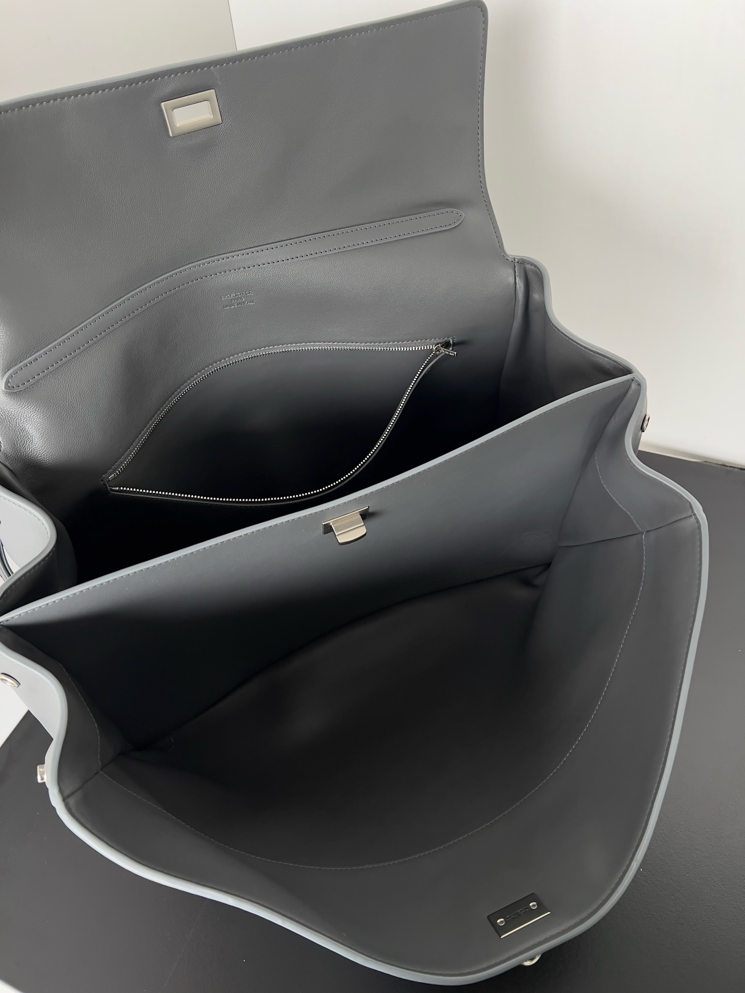 Black Rodeo Drive Shoulder Bag Chic Soft Leather - Image 3