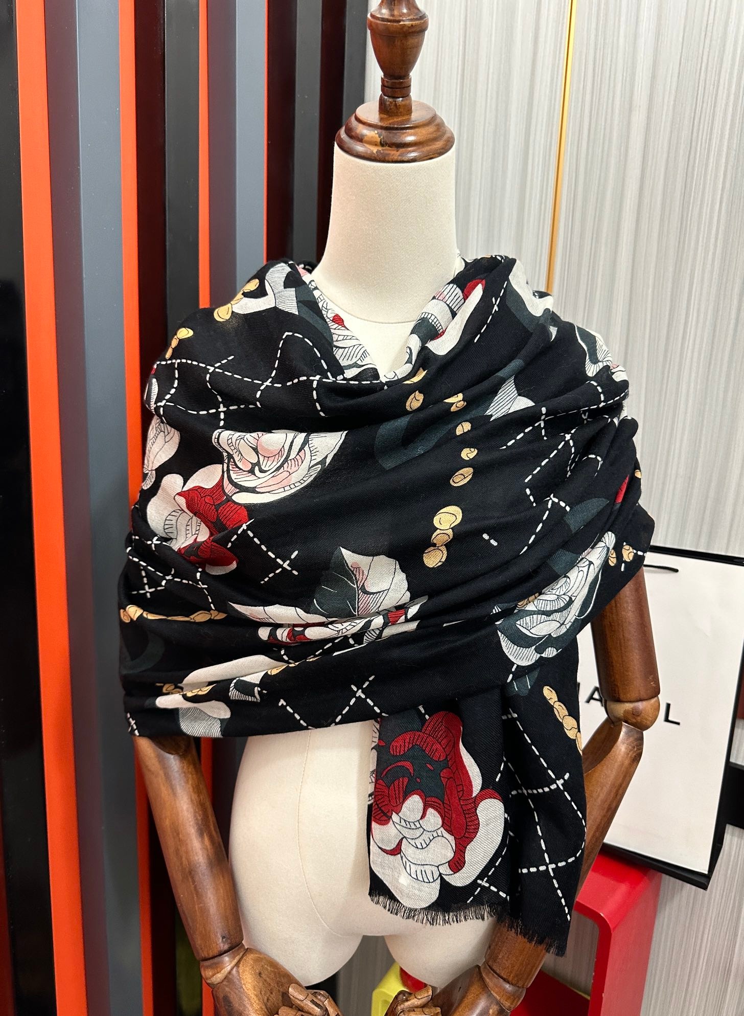 Luxury Floral Double C Cashmere Shawl Elegant Soft Long Scarf 100x200cm - Image 4