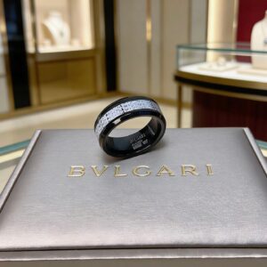 Bvlgari-Inspired DIVAS’ DREAM Necklace V Gold Luxury Elegant Pendant